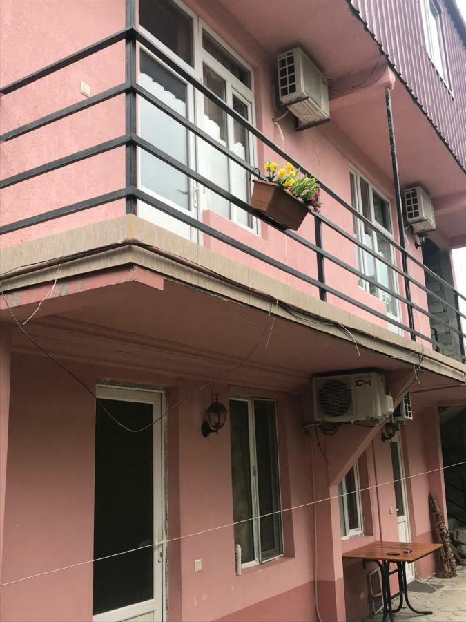 Guest House Saba Batumi Bagian luar foto